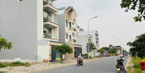 Cần bán gấp lô đất ngay mặt tiền Hoàng Hữu Nam, Q9, DT 100m2 giá 2.1 tỷ