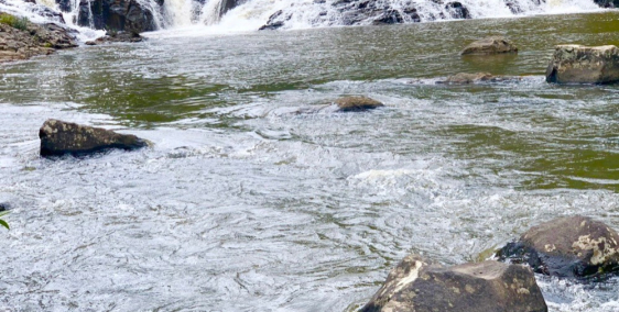 Siêu phẩm ôm suối đá với 2 thác nước thơ mộng. Mặt tiền đường bê tông liên xã.