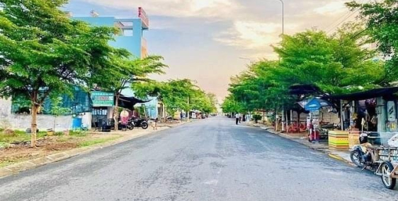 Bán đất chính chủ , SHR chỉ 2.3tỷ 90m2, nằm trong 3 Khu dân cư,MT 15m , xdtc.