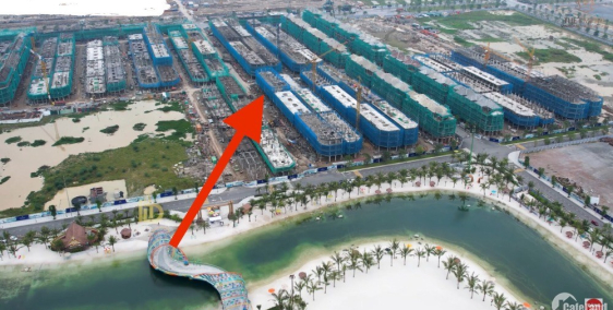 Shophouse SH7-69 xẻ khe 3 mặt thoáng ngay sát hồ tạo sóng.