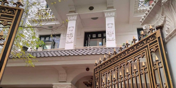 Bán Biệt Thự phố Cầu Giấy. DT 185m, 4T, Mt 10m, 30Tỷ. Gần phố ở sướng, 7 chỗ vào