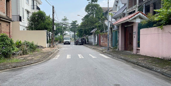 Chuyển vào Huế công tác bán nhà thô 3 tầng 267,2m2 khu NO06 KĐT mới Sài Đồng