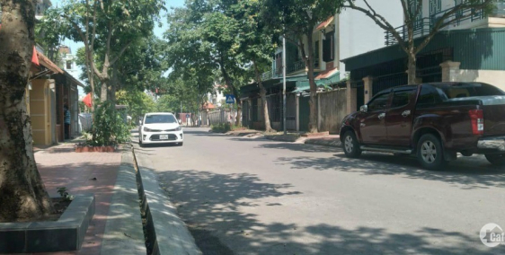 Bán đất mặt phố Hồng Châu, ph Hải Tân, TP HD, 133m2, mt 7m, đường + hè 13.5m, vị