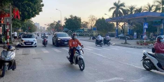 Chính chủ bán gấp nhà mặt phố Ngô Xuân Quảng, DT sổ đỏ 80m2, DT tổng 100m2, giá