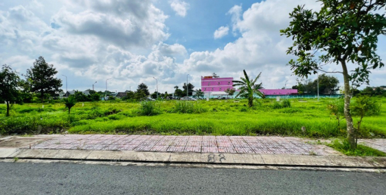 Đất Mặt Tiền Ngay Chợ Việt Kiều, 80.8m2, Sổ Hồng Riêng