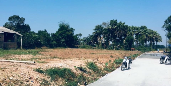 Vị trí đông dân , cách ủy ban xã , trường học , sân vận động và trạm y tế xã Ngọ