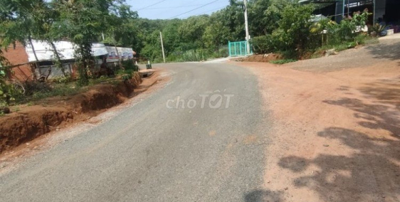 Hiện trạng như hình   Diện tích : 1004m2   Đường rộng thoáng 2 ô tô né nhau được