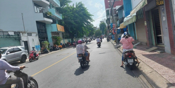 MẶT TIỀN LÊ BÌNH NHĨNH 200TR/M2 - 72M2 - NGANG 4.7M - 3 TẦNG - P 4 - TÂN BÌNH