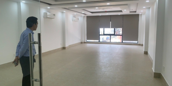 Cho thuê tòa nhà văn phòng 1 hầm 6 lầu gần trường đua Phú Thọ giá thuê 130 triệu