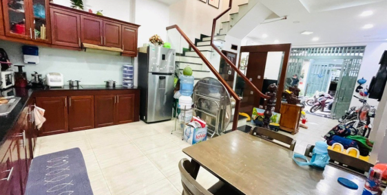 Nhà 3 tầng kiên cố, ô tô vào trong. Tân Hương cắt Độc Lập. 5.9 tỷ