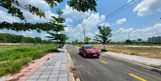 Bán gấp lô kề góc đẹp từng centimet, mặt tiền đường Quốc Lộ, khu Megacity KonTum