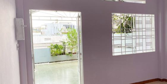 Phòng có ban công cửa sổ rộng rãi thoáng mát cho nvvp và sv thuê