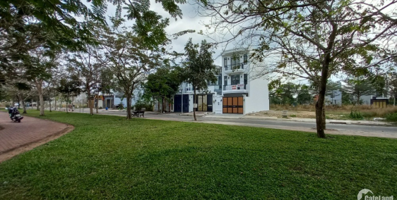 Mua nhà thị trấn Trảng Bom: Nhà mới xây, sổ hồng riêng và đối diện công viên