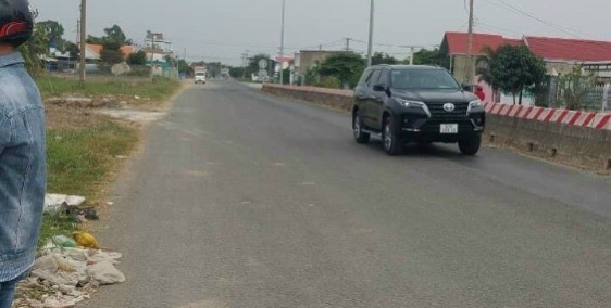 Chính chủ bán gấp nền thổ cư 5x40m mặt tiền DT830 đường xe công chạy giá đầu tư