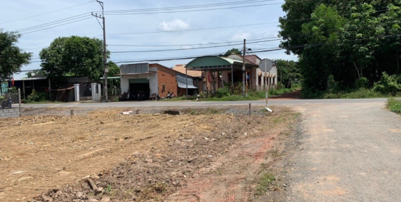 Công ty em đang bán lô đất mới chỉ giá 300tr ai mua liên hệ 0585688105