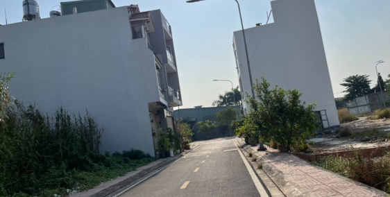 Bán gấp lô đất 70m2, mặt tiền 4m, đường 20m, sổ hồng riêng, xây dựng tự do