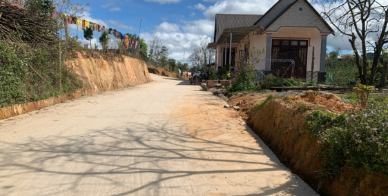 304m2 NGAY THÔN ĐA RA HOA XÃ ĐẠ NHIM HUYỆN LẠC DƯƠNG