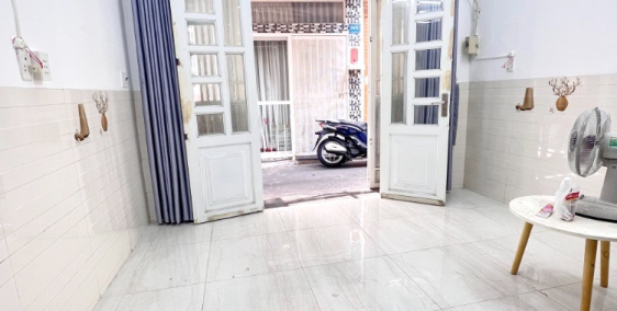 Cho thuê nhà 2 lầu gần mặt tiền đường Trần Phú Phường 2 Quận 5