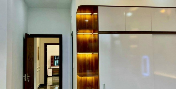 Bán nhà sổ riêng, sang tên công chứng ngay.