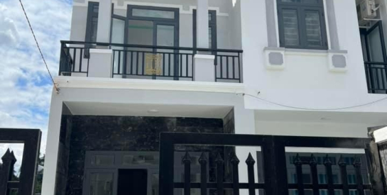 Nhà 3 PN Hóc Môn gần chợ có sân để xe hơi, sổ hồng riêng