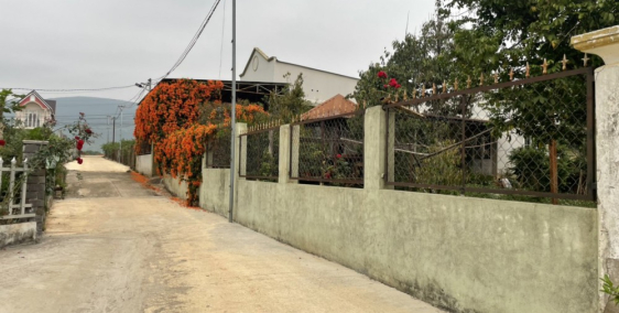 BÁN GẤP ĐẤT TẶNG NHÀ CẤP 4. LÔ ĐẤT VUÔNG ĐẸP DT (10*23,5)M, THỰC  TẾ DÀI 25,5M