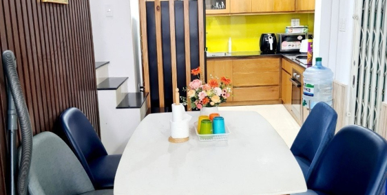 Tôi chính chủ & đang ở căn  nhà số 186/10 Nguyễn Thái Sơn P4 GV 3  tầng, hơn 4