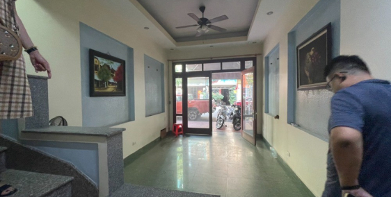 Cho thuê nguyên nhà 3,5 tầng tại lô 22 Lê Hồng Phong, oto đỗ cửa.