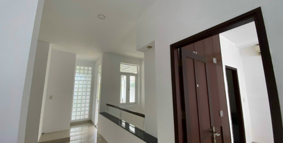 Cho thuê biệt thự khu Dân cư sadeco ven sông tân phong.dt:7x18m.2 lầu.5pn