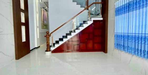 Nhà lầu mới có sân đậu ô tô có p.ngủ tầng trệt mặt tiền đường Hàng Gòn