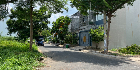 Chính chủ cần bán nền đất góc 2 MT sổ đỏ xây tự do - KDC Nam Gia đường Lê Bôi