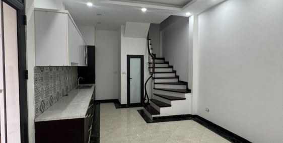 NHÀ MẶT NGÕ TẠI NGHI TÀM THUỘC QUẬN TÂY HỒ. GẦN PHỐ ĐI BỘ VÀ LĂNG BÁC LẠI RẤT