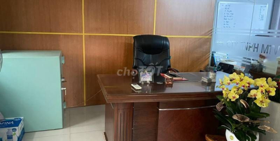 Chính chủ bán nhà biệt thự 2 MT hiện đang làm văn phòng và kho.