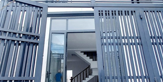 Gần Phú Mỹ Hưng, Quận 7. Trệt 3 lầu. 5m x 12m. Nhà đẹp. Sổ HR. Chỉ 5.3 tỉ.