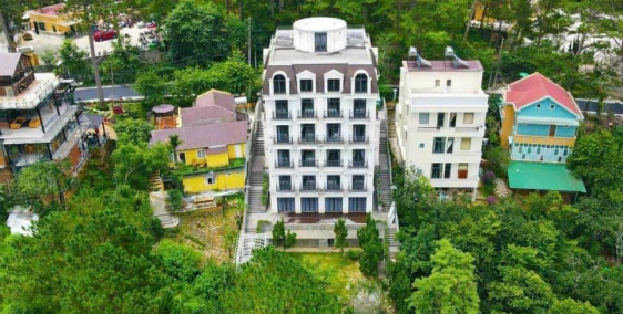 Bán khách sạn mặt tiền Trần Quang Diệu Đà Lạt view rừng thông