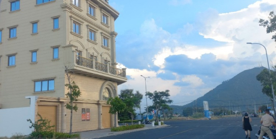 bán lô đất 100m2 tại đường nguyễn văn huyên tp tuy hòa sổ hồng riêng