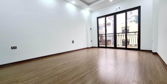 Bán Nhà Cách Đường Ngô Gia Tự 300m, Long Biên, 5T, 35m2, giá 3 tỷ