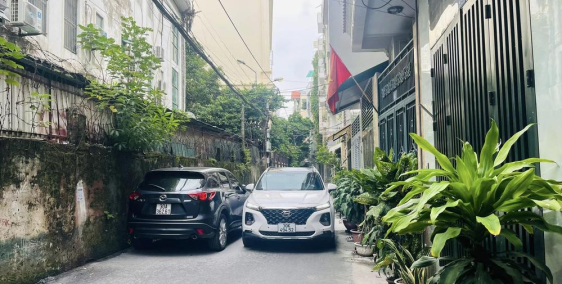 Hoàng Cầu, sát công viên,10m ra ô tô tránh, 5 tầng đẹp vuông vắn, nhỉnh 5 tỷ