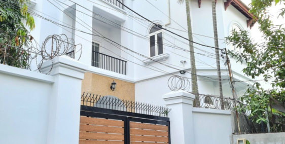 Cho thuê biệt thự Thảo Điền có hồ bơi khuôn viên 400m2, nhà trệt 2 lầu.