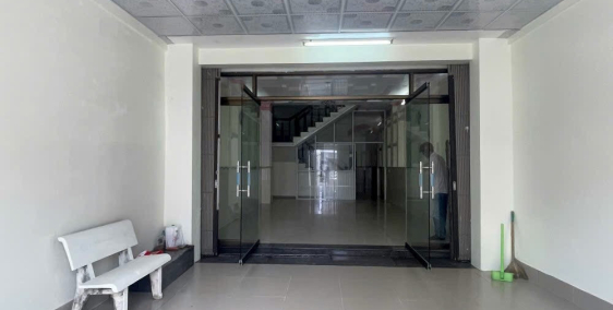 Bán nhà mặt tiền 3 tầng Phạm Hùng - Rạch Giá, nhà yến ở trên , DT đất 150 m2, 4,