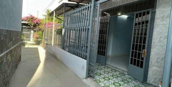 Cần tiền làm ăn, Bán Gấp Nhà Sổ Riêng Thổ Cư 100%, Gần trường TH - THCS Hiệp Hòa