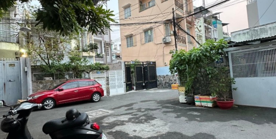 Nhà ngang hơn 6m, vuông vức, hẻm xe hơi vào nhà, tiện xây mới