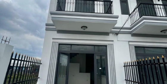 cần bán nhà 2 tỷ 4. 1 trệt 2 lầu 4 PN 3WC. sổ hồng riêng. ngân hàng hỗ trợ vay