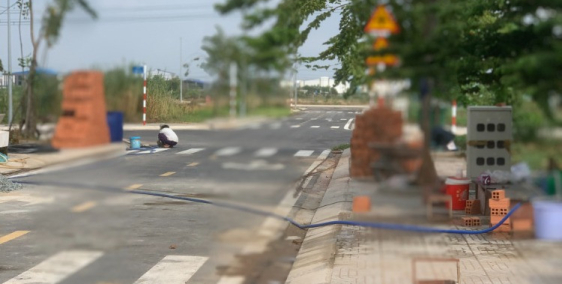 HOT HÀNG NGỘP ĐƯỜNG MẶT TIỀN Ở GIÁP BÌNH CHÁNH CẦU XÁNG GIÁ CHỈ 1TY35 SHR LH: 09