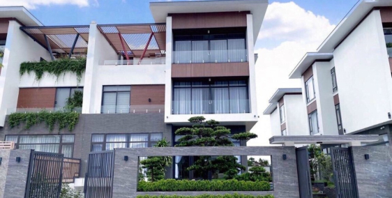 Bán căn biệt thự cách biển 500m.Diện tích 300m2 đất, xây thô 3 tầng 1 tum Quảng