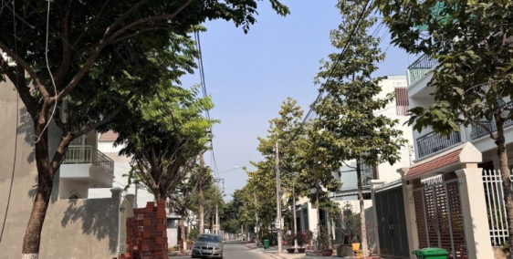 Có 1 0 2. Nhà sổ riêng thổ cư. Ngang 10m, 1/ đường Đồng Khởi, cây xăng 75 1km.