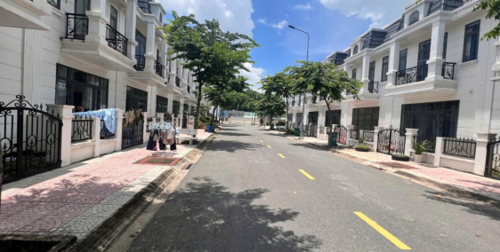 2 Tỷ 400 Nhà Phố Bình Chuẩn cực ký đông dân. Thuận tiện làm ăn kinh doanh