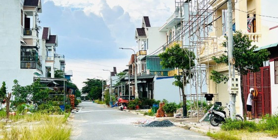 bán nhà 1 lầu 1 trệt liền kề thành phó biên hòa .