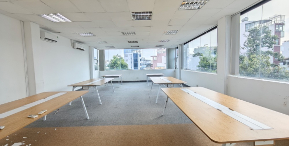 Chính chủ cho thuê văn phòng sàn 90m2 view kính đường Trần Quang Khải, Quận 1