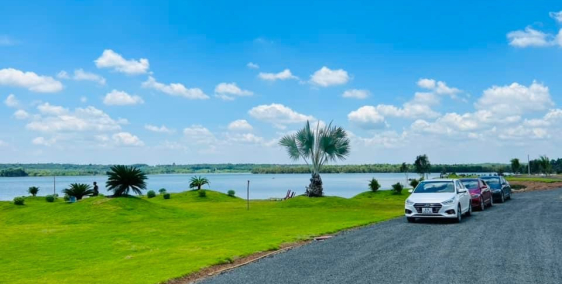 cần bán lô đất sổ sẵn sát mặt hồ lơn tại Bình Long, Bình Phước