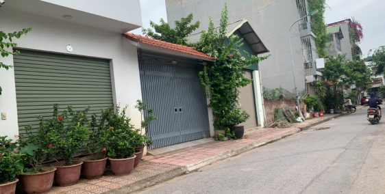 Anh trai cần bán gấp 100m đất đấu giá Cự Khối view trực diện hồ hiện hữu giá chỉ